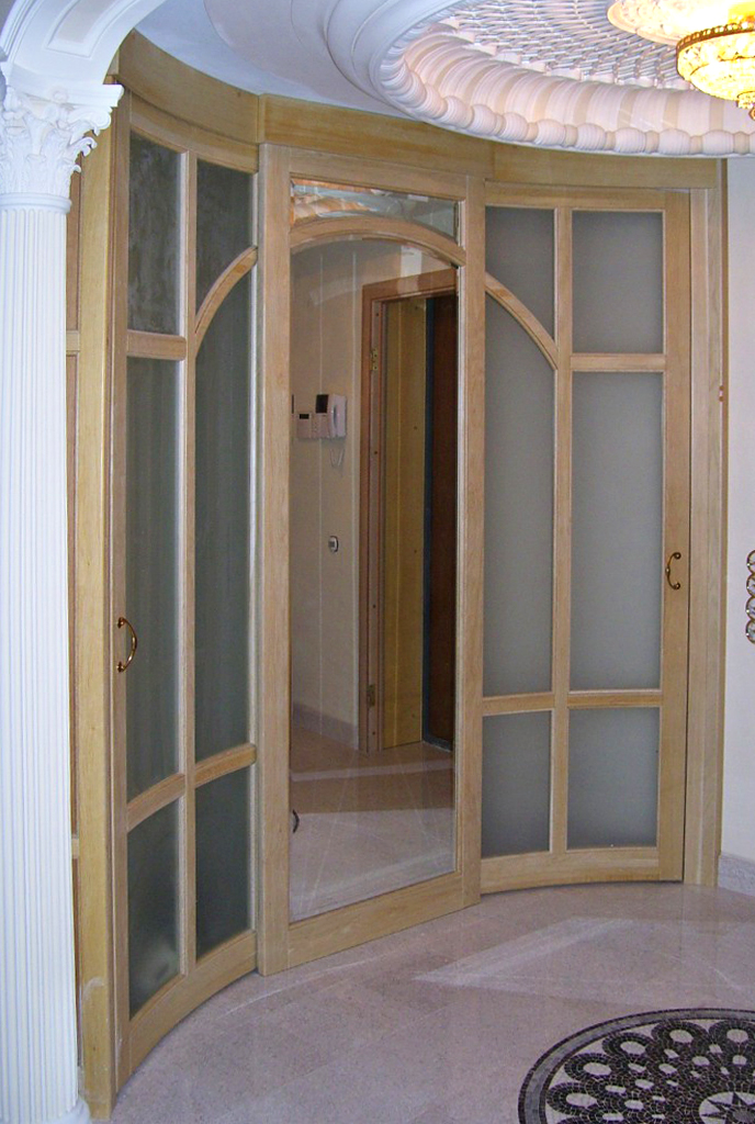 радиусная стеклянная раздвижная дверь - отделка массивом и шпоном