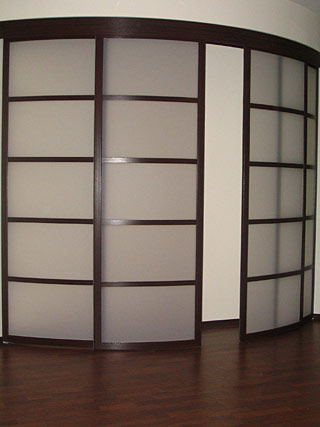 радиусная подвесная дверь для встроенного шкафа - фото