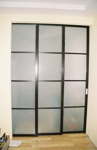 раздвижная перегородка в комнату с матовым стеклом