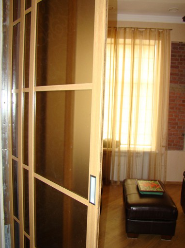раздвижная прозрачная перегородка с тонированным стеклом в гостиную