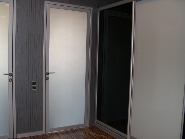 распашные двери белые с алюминием фото