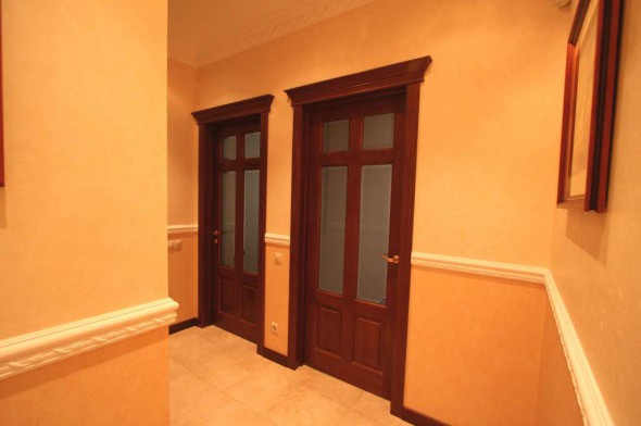 деревянные двери из массива со стеклянными вставками